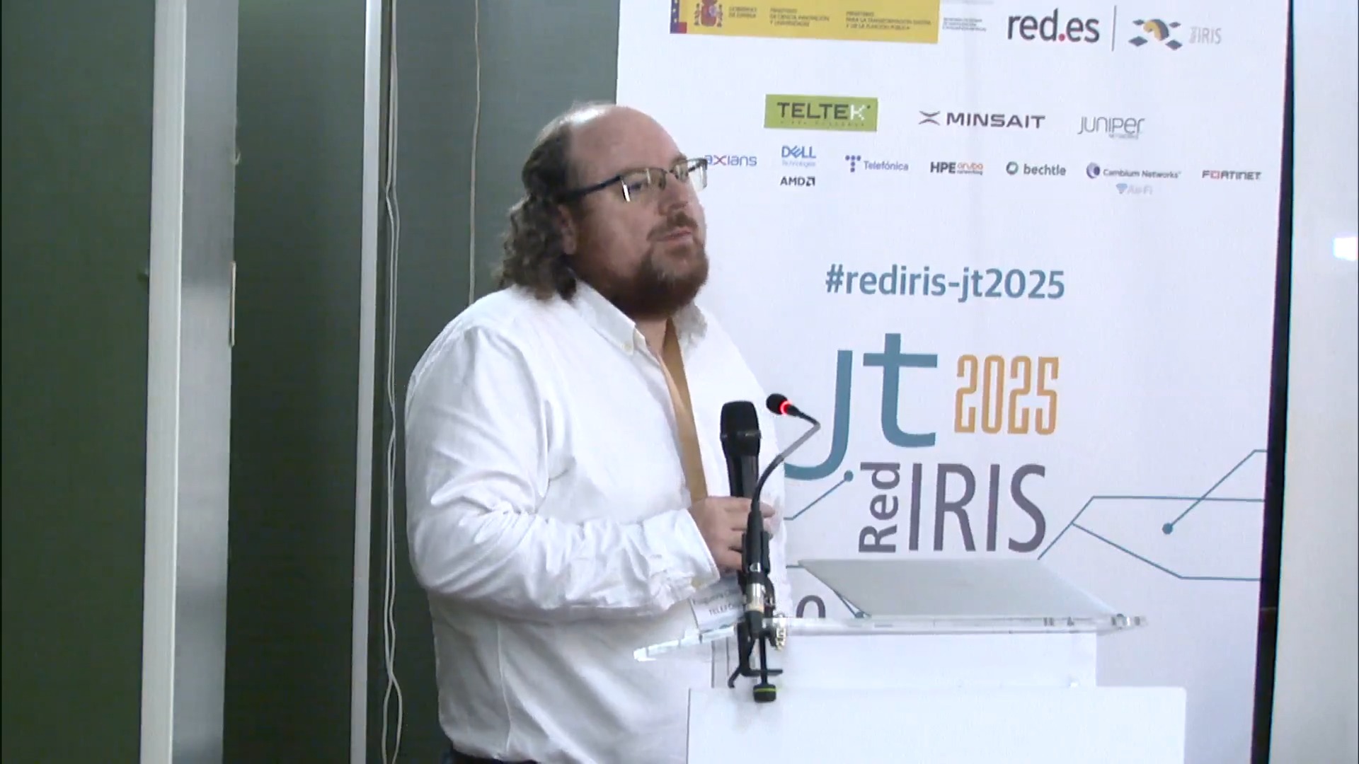 Coexistencia de comunicaciones clásicas y cuánticas en las redes actuales. Impacto y limitaciones de la tecnología cuántica en infraestructuras de comunicaciones existentes.